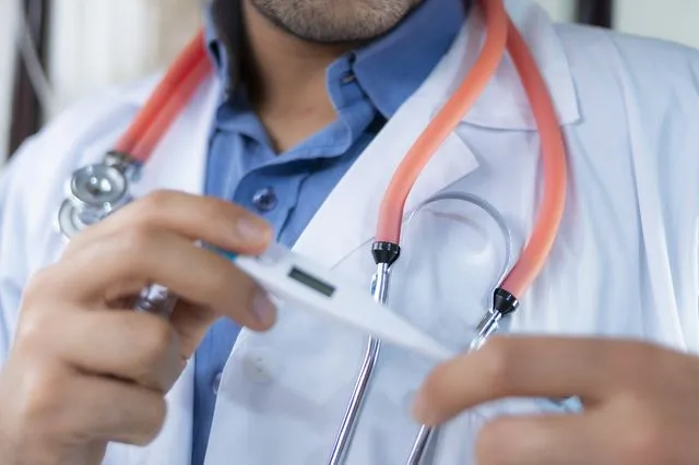 Πορνογραφία ανηλίκων: Μέχρι και φωτογραφίες συγγενικών του προσώπων είχε ο 82χρονος μαιευτήρας