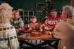 Συγγενείς σε χριστουγεννιάτικο τραπέζι
