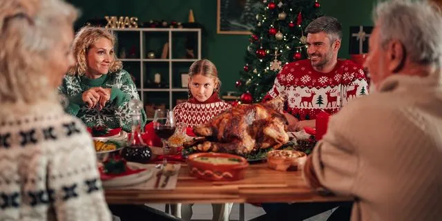 Συγγενείς σε χριστουγεννιάτικο τραπέζι