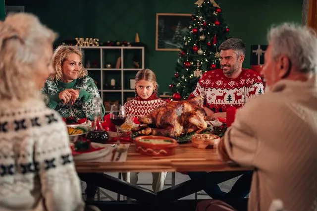 Συγγενείς σε χριστουγεννιάτικο τραπέζι