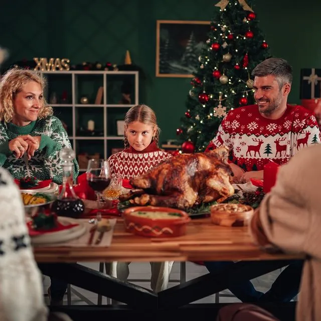Συγγενείς σε χριστουγεννιάτικο τραπέζι