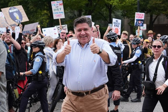 Το Ιλινόι υψώνει τείχος προστασίας απέναντι στην ξενοφοβική φρενίτιδα του Τραμπ