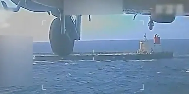 Η εικόνα αυτή, τραβηγμένη από ένα βίντεο που δημοσιεύτηκε στον λογαριασμό της Γενικής Εισαγγελέα των ΗΠΑ, Pam Bondi, στο κοινωνικό δίκτυο X, δείχνει ένα πετρελαιοφόρο κατά τη διάρκεια της κατάσχεσής του από αμερικανικές δυνάμεις ανοιχτά των ακτών της Βενεζουέλας