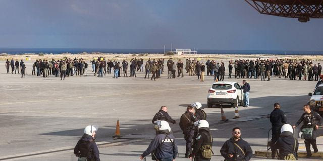 Αγρότες απέκλεισαν τα αεροδρόμια Χανίων και Ηρακλείου