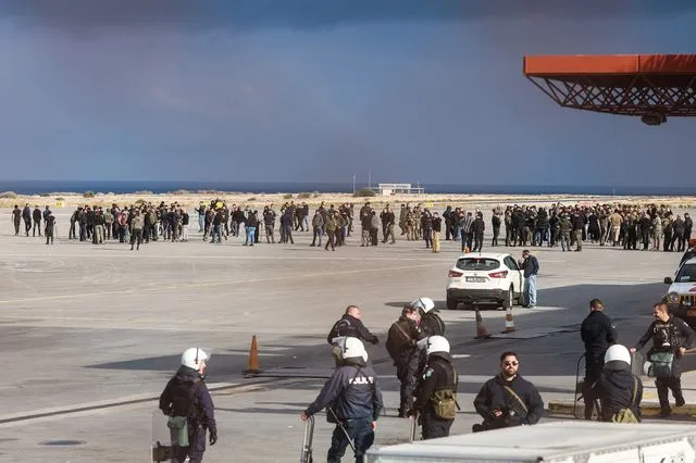 Αποκλεισμένα τα αεροδρόμια Χανίων και Ηρακλείου – Αμετακίνητοι οι αγρότες