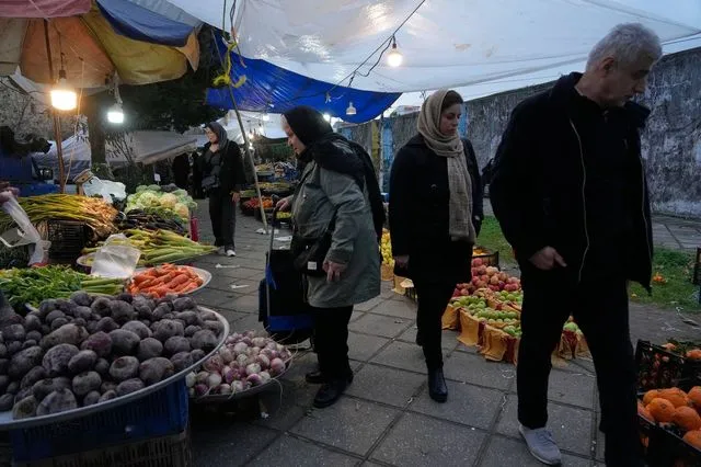 Ιράν: Το κίνημα κατά της ακρίβειας εξαπλώνεται – Φοιτητές διαδηλώνουν στην Τεχεράνη και το Ισφαχάν