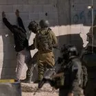 Ισραηλινοί στρατιώτες στήνουν στον τοίχο και ψάχνουν Παλαιστίνιο στη Δυτική Όχθη