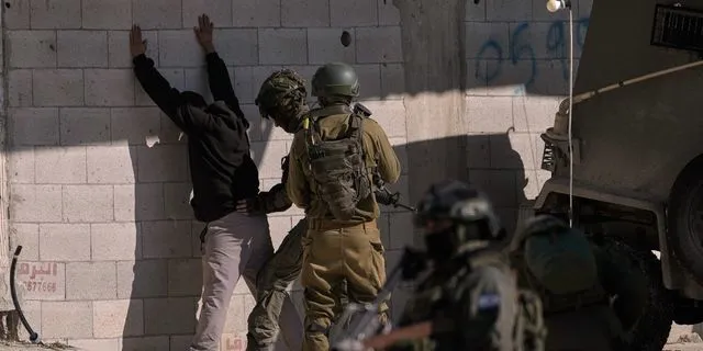 Ισραηλινοί στρατιώτες στήνουν στον τοίχο και ψάχνουν Παλαιστίνιο στη Δυτική Όχθη