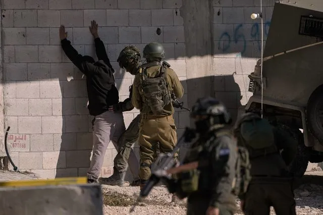 Ισραηλινοί στρατιώτες στήνουν στον τοίχο και ψάχνουν Παλαιστίνιο στη Δυτική Όχθη