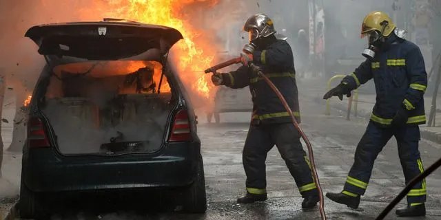 Κατάσβεση φωτιάς σε ΙΧ (φωτογραφία αρχείου)
