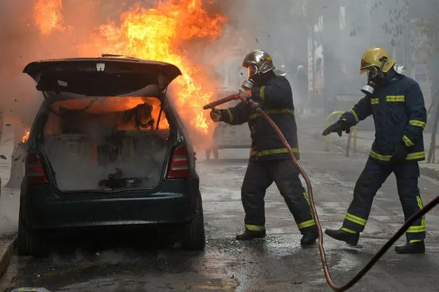Κατάσβεση φωτιάς σε ΙΧ (φωτογραφία αρχείου)