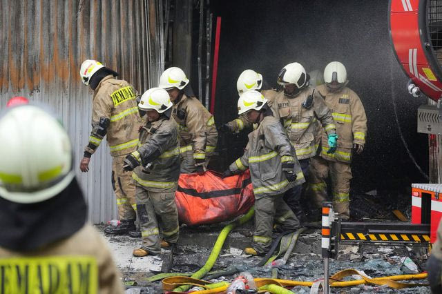 Τραγωδία στην Ινδονησία: Φωτιά σε επταώροφο κτίριο στην Τζακάρτα – Τουλάχιστον 20 νεκροί