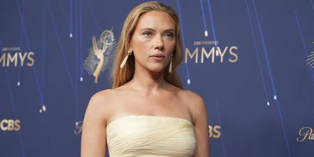 Η Scarlett Johansson στην 77η απονομή των βραβείων Emmy