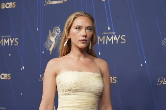 Η Scarlett Johansson στην 77η απονομή των βραβείων Emmy