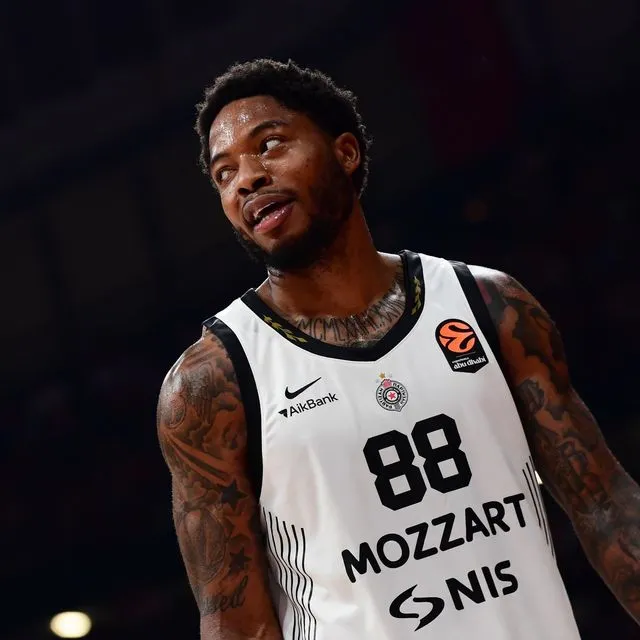 Ταϊρίκ Τζόουνς: Στην αποστολή του Πενιαρόγια για το Βαλένθια – Παρτίζαν