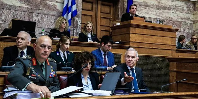 Ο Αθανάσιος Δαβάκης και στο βάθος ο Δημήτρης Καιρίδης
