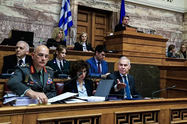 Ο Αθανάσιος Δαβάκης και στο βάθος ο Δημήτρης Καιρίδης