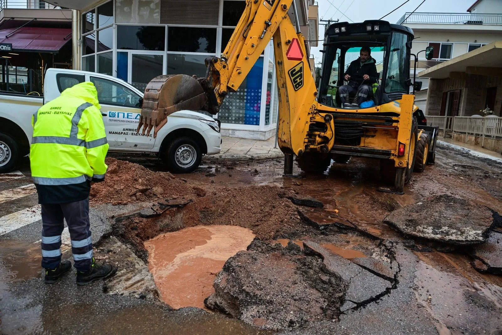 Στο έλεος της κακοκαιρίας Byron η Δυτική Αττική – Πώς θα κινηθεί τις επόμενες ώρες