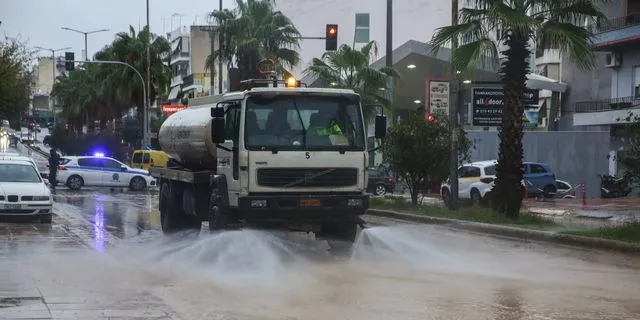 Πλημμύρες στην περιοχή του Πειραιά από την κακοκαιρία "Byron"