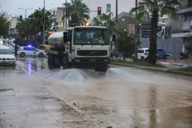 Πλημμύρες στην περιοχή του Πειραιά από την κακοκαιρία "Byron"