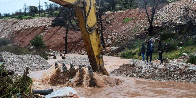 Πλημμύρες στην περιοχή της Μάνδρας από την κακοκαιρία "Byron"