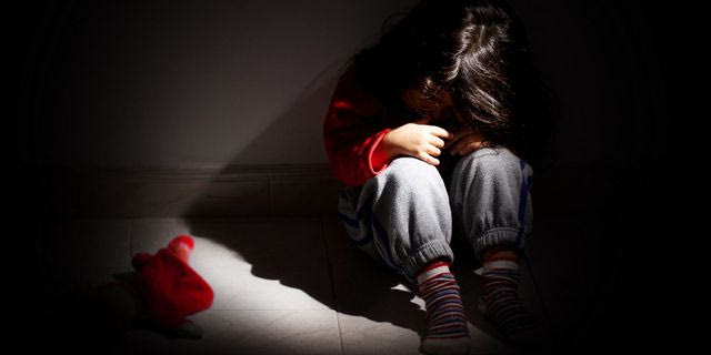 Παιδί θύμα κακοποίησης που κλαίει