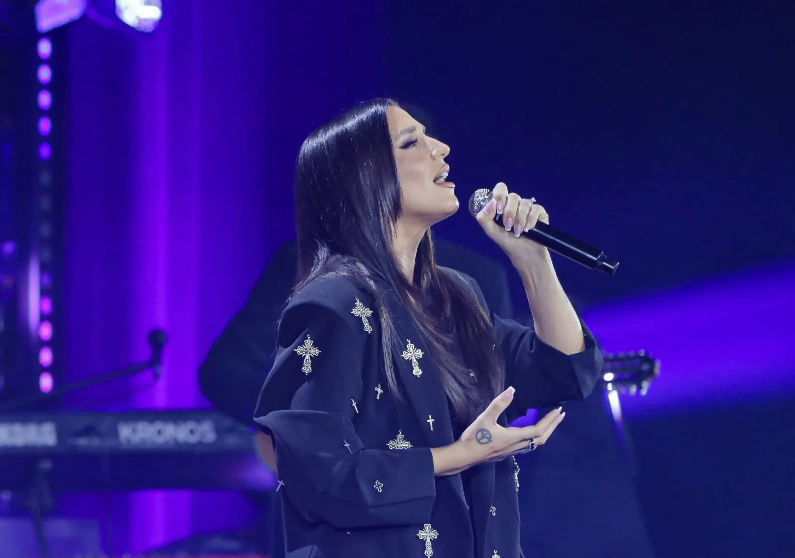 Ιουλία Καλλιμάνη: Νέο σκηνικό με θαμώνα – Της πέταξε νερό και τον έβρισε