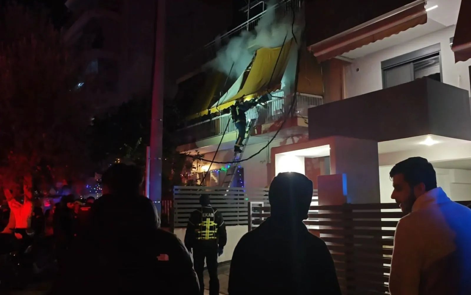 Φωτιά σε διαμέρισμα στην Καλλιθέα - Δύο άτομα χωρίς τις αισθήσεις τους