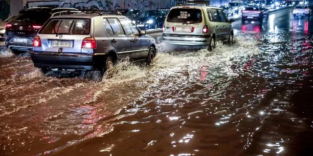 Τι πρέπει να κάνεις αν σε “πιάσουν” κεραυνοί μέσα στο αυτοκίνητο