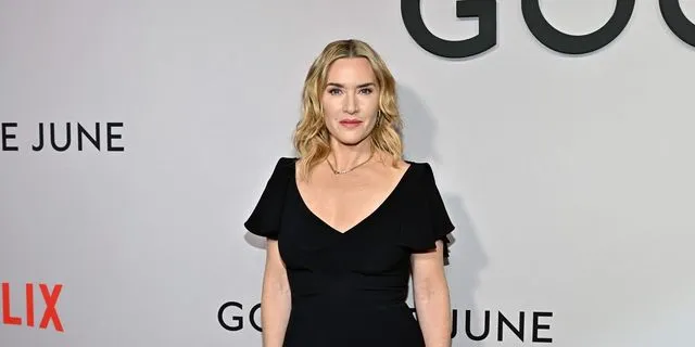 Κέιτ Γουίνσλετ: “Οι πρώτες μου τρυφερές εμπειρίες στην εφηβεία ήταν με κορίτσια”