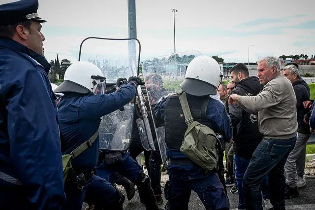 Διαμαρτυρία αγροτών και κτηνοτρόφων της Κορινθίας στον Κόμβο Κιάτου της Ολυμπίας Οδού