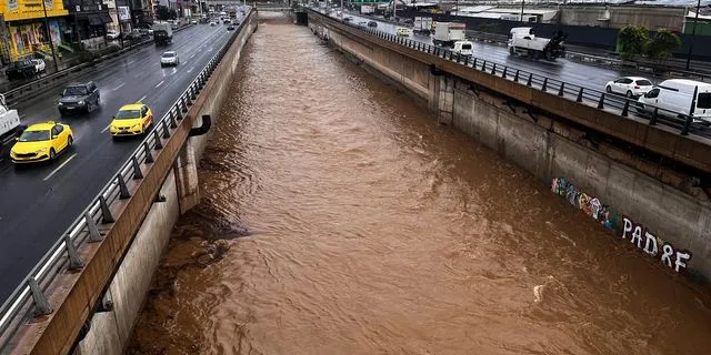 Αυτοκίνητα διασχίζουν τον Κηφισό δίπλα από το ποτάμι, που έχει πολύ νερό, στο Μοσχάτο, Παρασκευή 05 Δεκεμβρίου 2025.