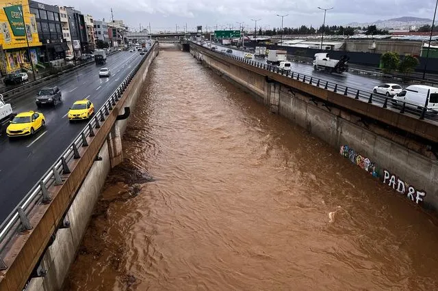 Αυτοκίνητα διασχίζουν τον Κηφισό δίπλα από το ποτάμι, που έχει πολύ νερό, στο Μοσχάτο, Παρασκευή 05 Δεκεμβρίου 2025.
