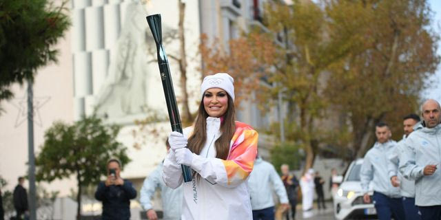 Η Κίμπερλι Γκίλφοϊλ έτρεξε με τη Φλόγα των Χειμερινών Ολυμπιακών Αγώνων στη Διονυσίου Αεροπαγίτου