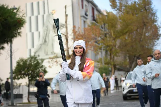Η Κίμπερλι Γκίλφοϊλ έτρεξε με τη Φλόγα των Χειμερινών Ολυμπιακών Αγώνων στη Διονυσίου Αεροπαγίτου