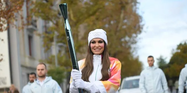 Η Κίμπερλι Γκίλφοϊλ έτρεξε με τη Φλόγα των Χειμερινών Ολυμπιακών Αγώνων στη Διονυσίου Αεροπαγίτου