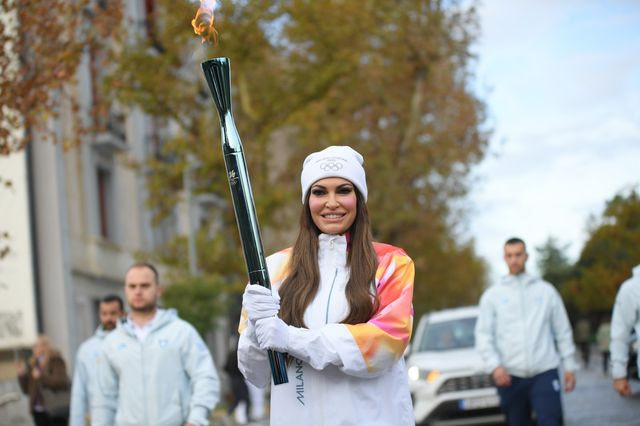Η Κίμπερλι Γκίλφοϊλ έτρεξε με τη Φλόγα των Χειμερινών Ολυμπιακών Αγώνων στη Διονυσίου Αεροπαγίτου