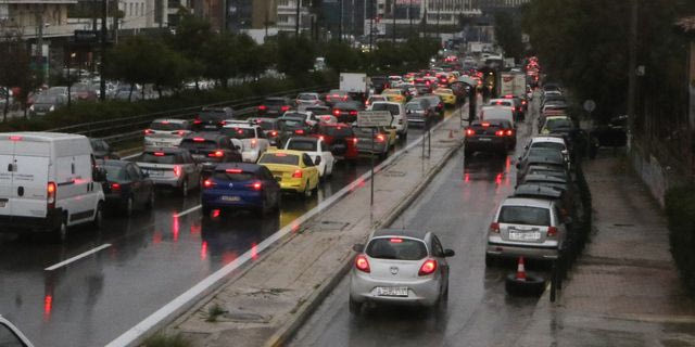 Κίνηση στους δρόμους: Χάος στον Κηφισό – Μεγάλες καθυστερήσεις στην Αττική Οδό