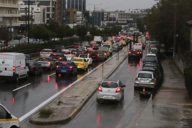 Κίνηση στους δρόμους: Χάος στον Κηφισό – Μεγάλες καθυστερήσεις στην Αττική Οδό