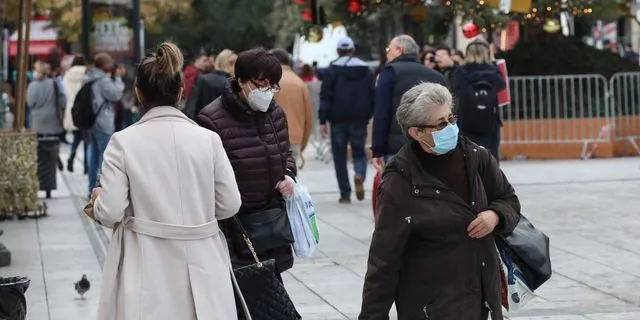 Κόσμος περπατά στο Σύνταγμα