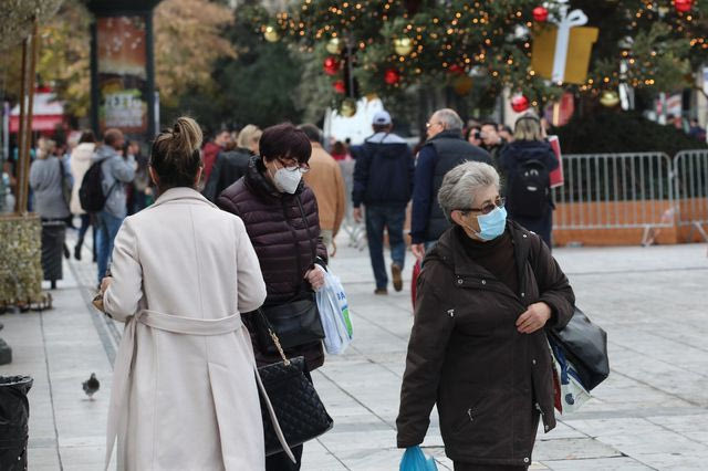 Κόσμος περπατά στο Σύνταγμα