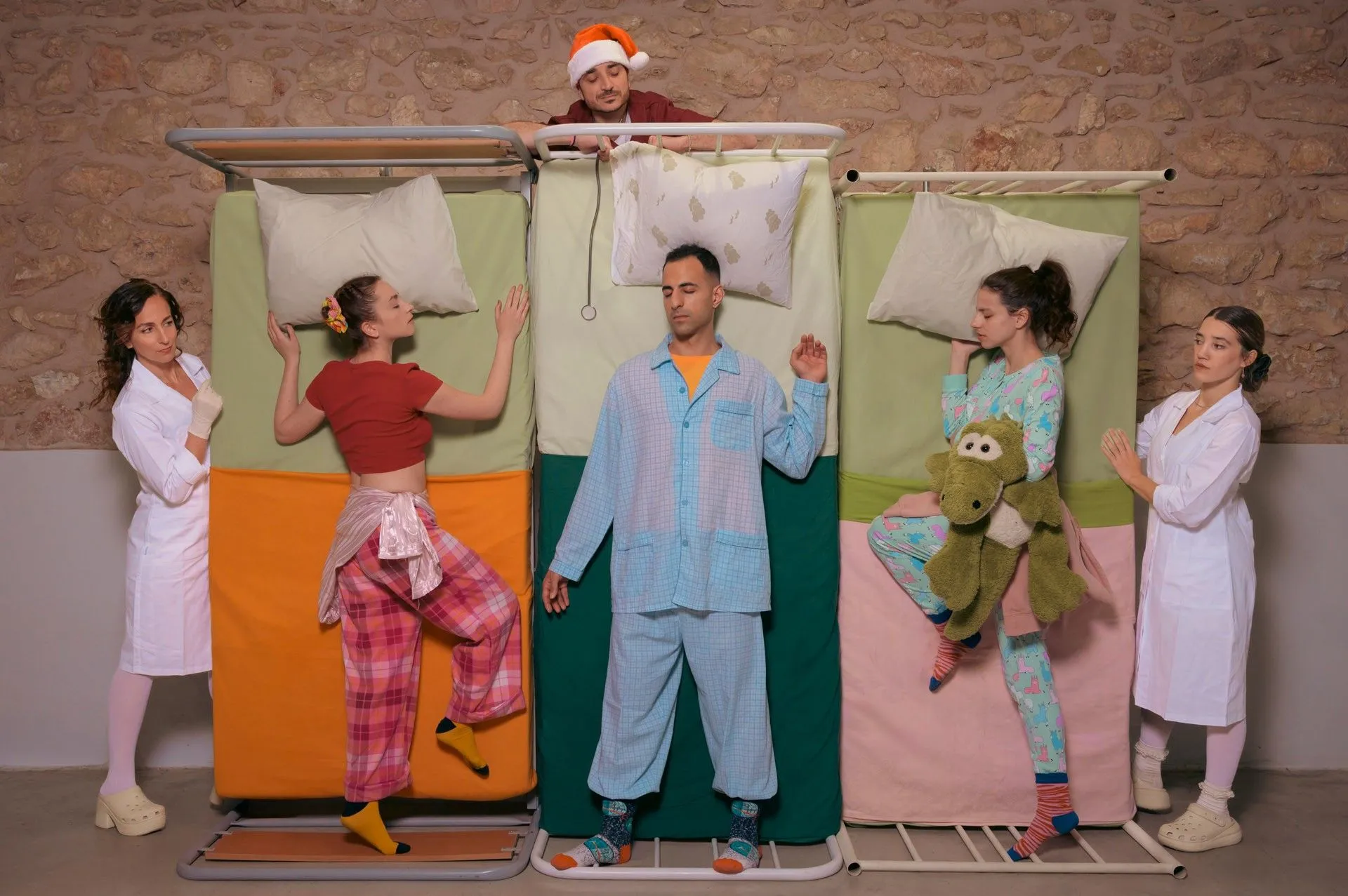 Από αριστερά προς στα δεξιά:Επάνω σειρά: Μικές Γλύκας Κάτω σειρά: Τάνια Παλαιολόγου- Αναστασία Νάστια Ντεντιάεβα- Σπύρος Μαραγκουδάκης- Δανάη Τσιοπλή- Σίλια Μπισιώτη 