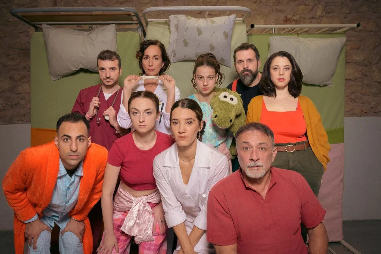 Από αριστερά προς στα δεξιά: Επάνω σειρά: Μικές Γλύκας-Τάνια Παλαιολόγου-Δανάη Τσιοπλή-Σπύρος Γραμμένος-Άννη Θεοχάρη Κάτω σειρά: Σπύρος Μαραγκουδάκης-Αναστασία Νάστια Ντεντιάεβα-Σίλια Μπισιώτη-Βασίλης Κουκαλάνι