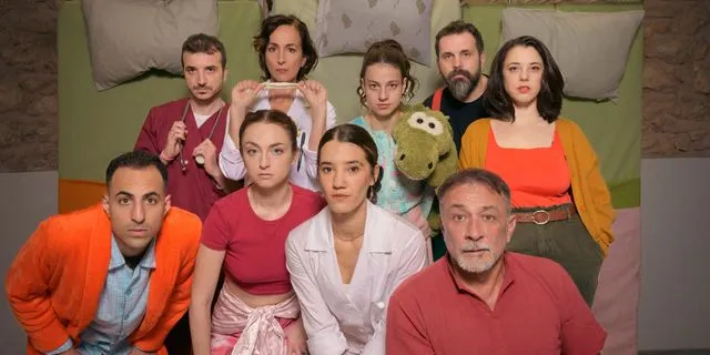 Από αριστερά προς στα δεξιά: Επάνω σειρά: Μικές Γλύκας-Τάνια Παλαιολόγου-Δανάη Τσιοπλή-Σπύρος Γραμμένος-Άννη Θεοχάρη Κάτω σειρά: Σπύρος Μαραγκουδάκης-Αναστασία Νάστια Ντεντιάεβα-Σίλια Μπισιώτη-Βασίλης Κουκαλάνι