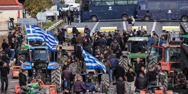 Κρήτη: Σοβαρά επεισόδια μεταξύ αγροτών και ΜΑΤ σε Ηράκλειο και Χανιά – Πέτρες και χημικά