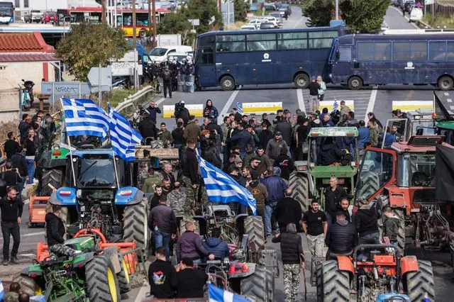 Κρήτη: Σοβαρά επεισόδια μεταξύ αγροτών και ΜΑΤ σε Ηράκλειο και Χανιά – Πέτρες και χημικά