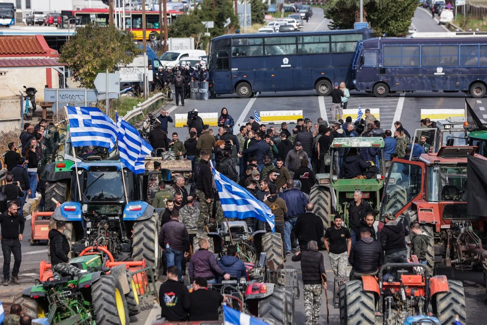 Κρήτη: Μεγάλη ένταση μεταξύ αγροτών και ΜΑΤ - Πέτρες και χημικά