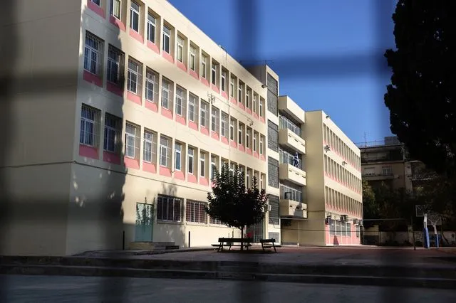 Κυψέλη: Ο γγ του υπ. Παιδείας στο σχολείο που έγινε το μαχαίρωμα μεταξύ μαθητριών