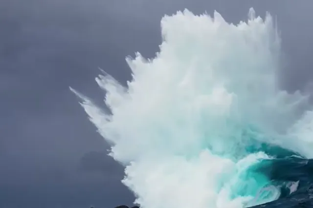 “Pincer attack”: Παράξενο γιγάντιο κύμα καταγράφηκε ανοιχτά της Δυτικής Αυστραλίας