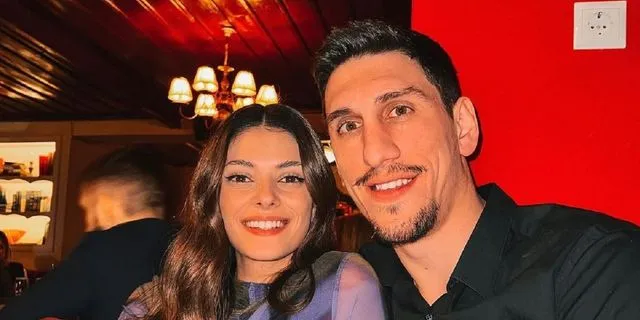 Γιαννούλης Λαρεντζάκης: Έκανε πρόταση γάμου στην αγαπημένη του